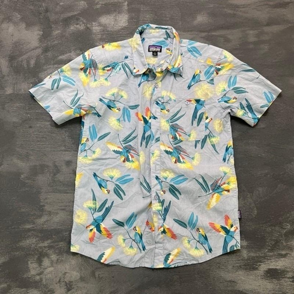 Patagonia Button Up Shirt Mens Small Blue Short Sleeve Camp Parrots Hawaiian